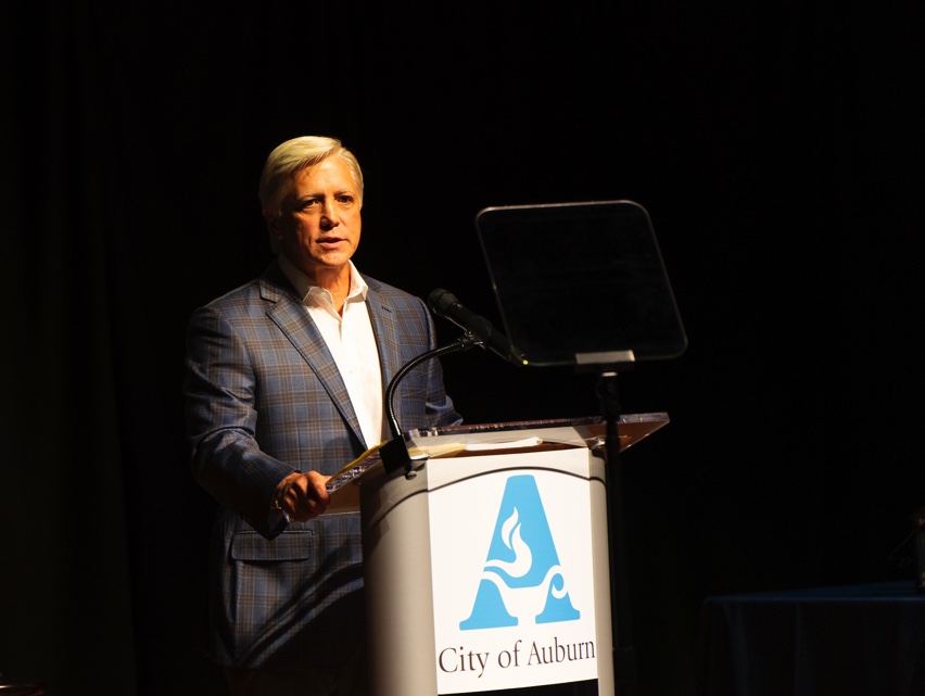 Auburn Mayor Presents State of the City and Lamplighter Awards